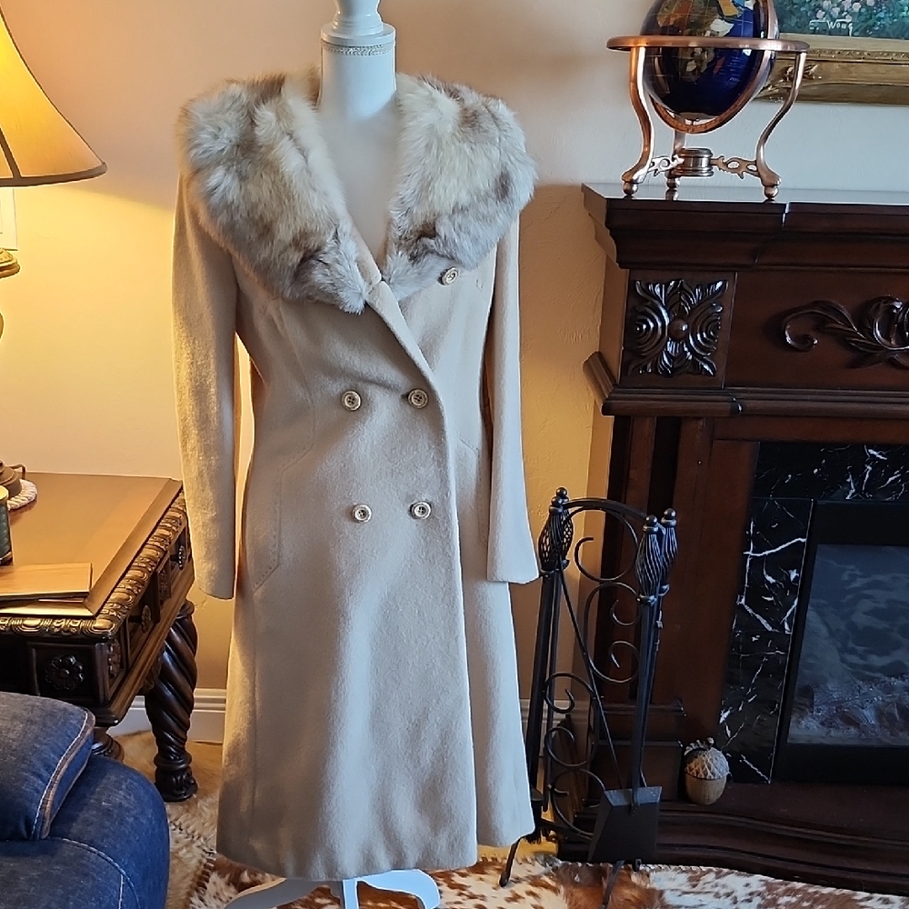 Elegant Cream Coat Featuring A Real Fox Fur Collar.